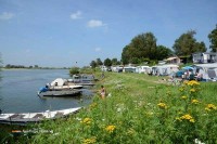 Camping am Fluss in den Niederlanden