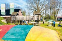 Kinder können sich auf dem speziell eingerichteten Spielplatz von Camping Op den Diesdonk austoben